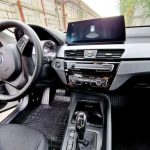 Interiér BMW X1 zameraný na palubnú dosku a volant