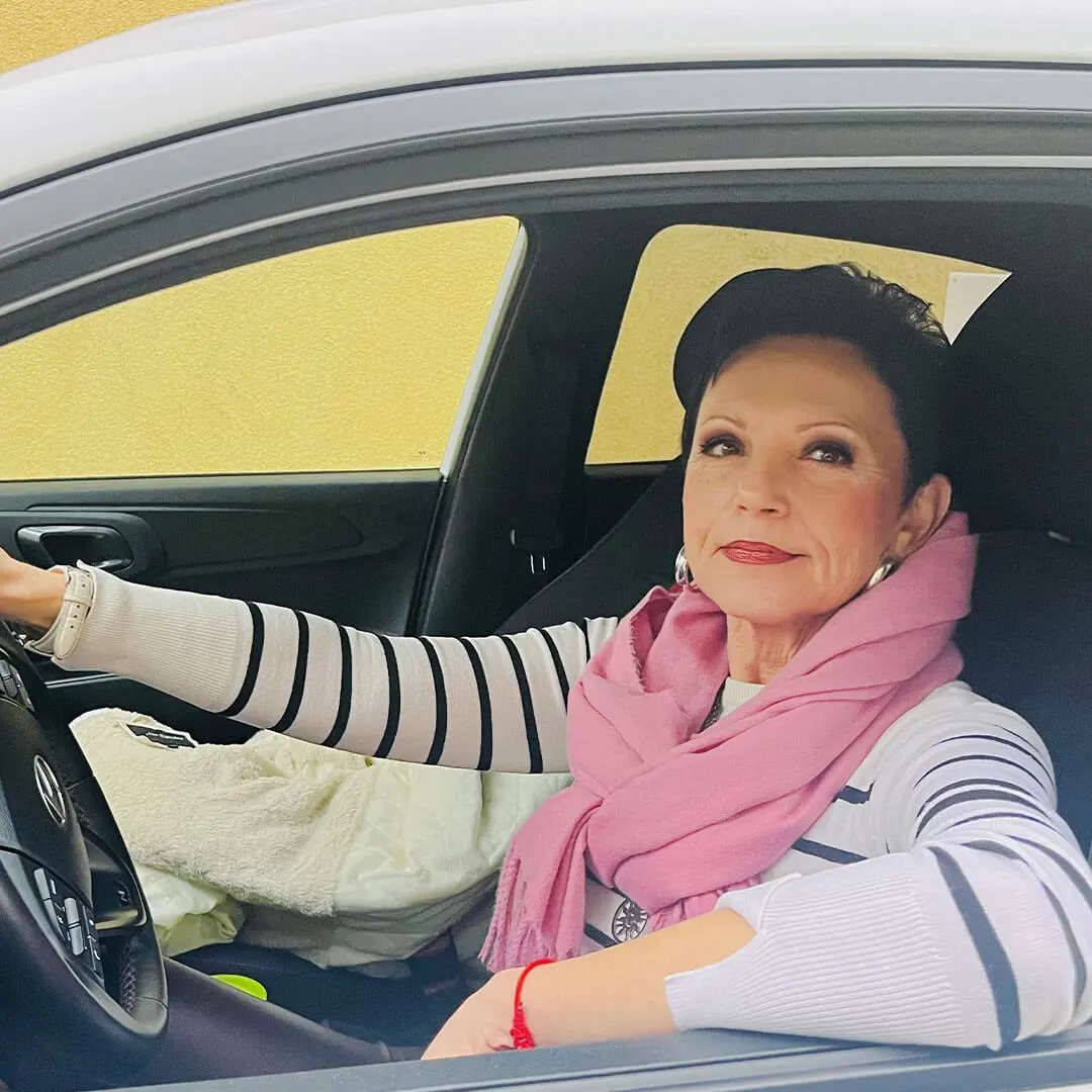 Inštruktorka Dagmar sedí v aute, motivuje svojich študentov k úspechu
