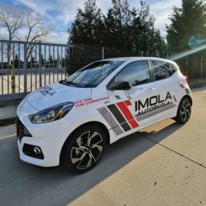 Hyundai i10N zachytený zľava s lesklou metalickou farbou na otvorenom priestranstve