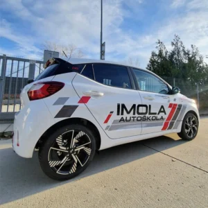 Hyundai i10N z pravého bočného uhla zaparkovaný na parkovisku