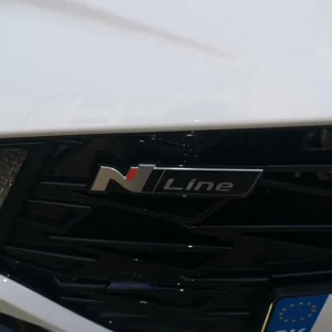 Detail prednej masky Hyundai i10N s logom a športovým dizajnom