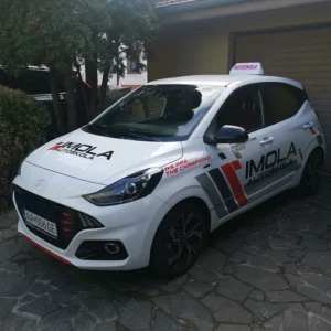 Hyundai i10N z predného pohľadu na ceste, pripravený na jazdu