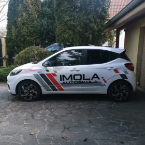 Hyundai i10N z pravého bočného uhla zaparkovaný na parkovisku