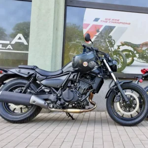 Detail Kawasaki Eliminator 500 zaparkovaného pred budovou Autoškoly IMOLA