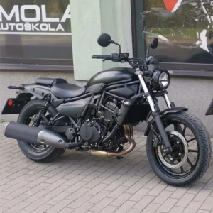 Detail Kawasaki Eliminator 500 zaparkovaného pred budovou Autoškoly IMOLA