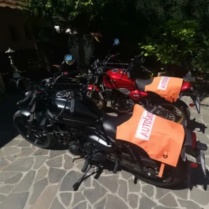 Pohľad na Kawasaki Z 650 RS a Kawasaki Eliminator 500 vedľa seba s vestou "autoškola"