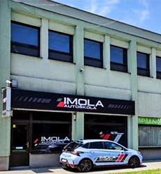 Pohľad na autoškolu Imola z vonkajšej strany budovy