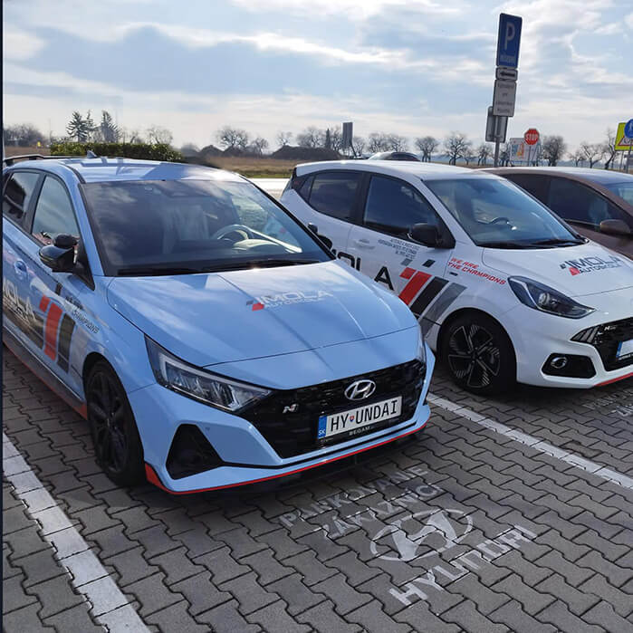 Zaparkované vozidlá i10N a i20N stojace vedľa seba