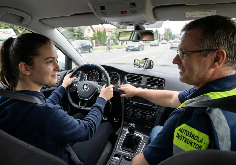 Mladý vodič počas jazdy s inštruktorom v autoškole