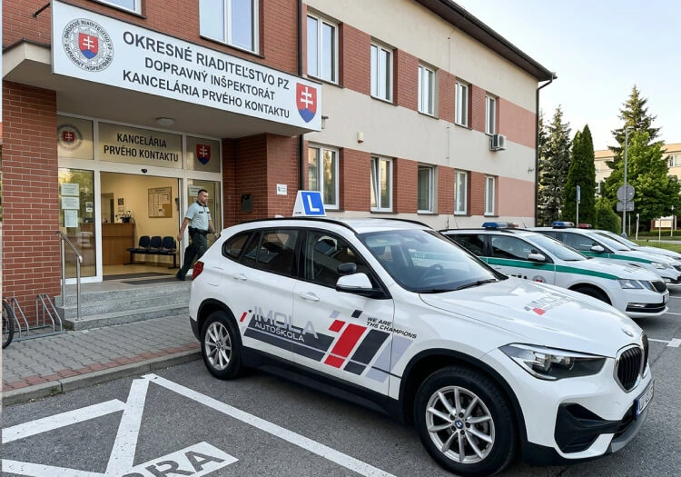 Opravná skúška autoškola prebieha na dopravnom inšpektoráte za prítomnosti komisára