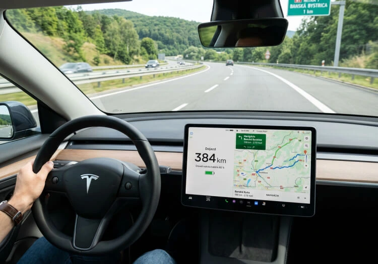 Displej elektromobilu pre začiatočníkov zobrazujúci zostatkový dojazd batérie